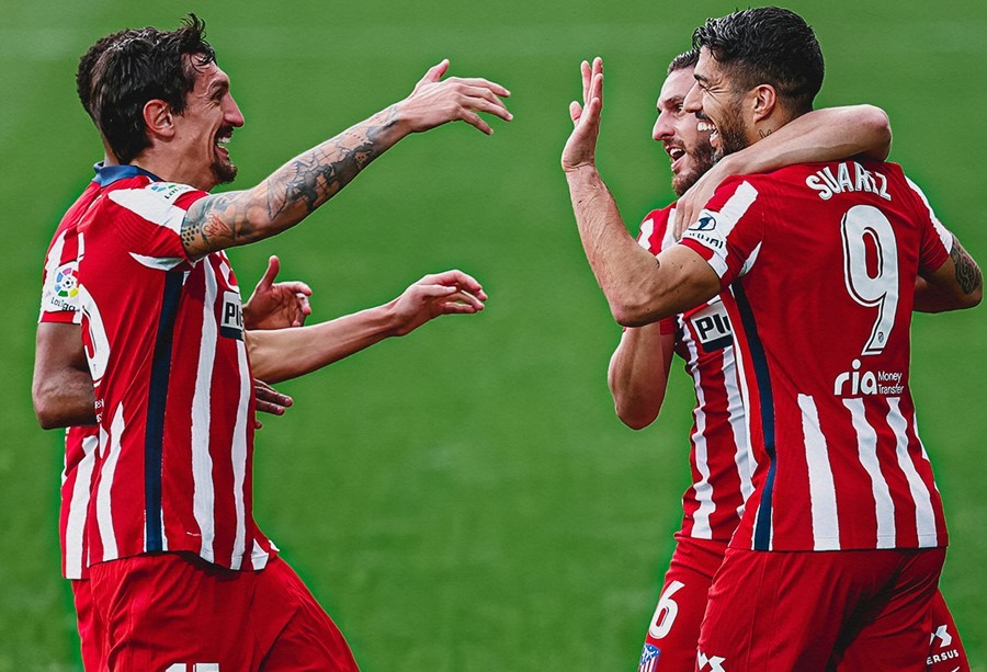 Suarez sút phạt thần sầu, Atletico bỏ xa Real 10 điểm