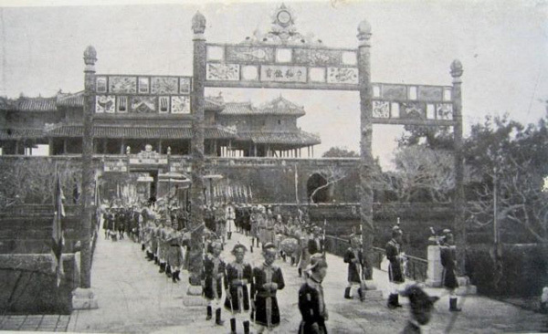 Temple of Literature displays photos of Tet during Nguyen Dynasty