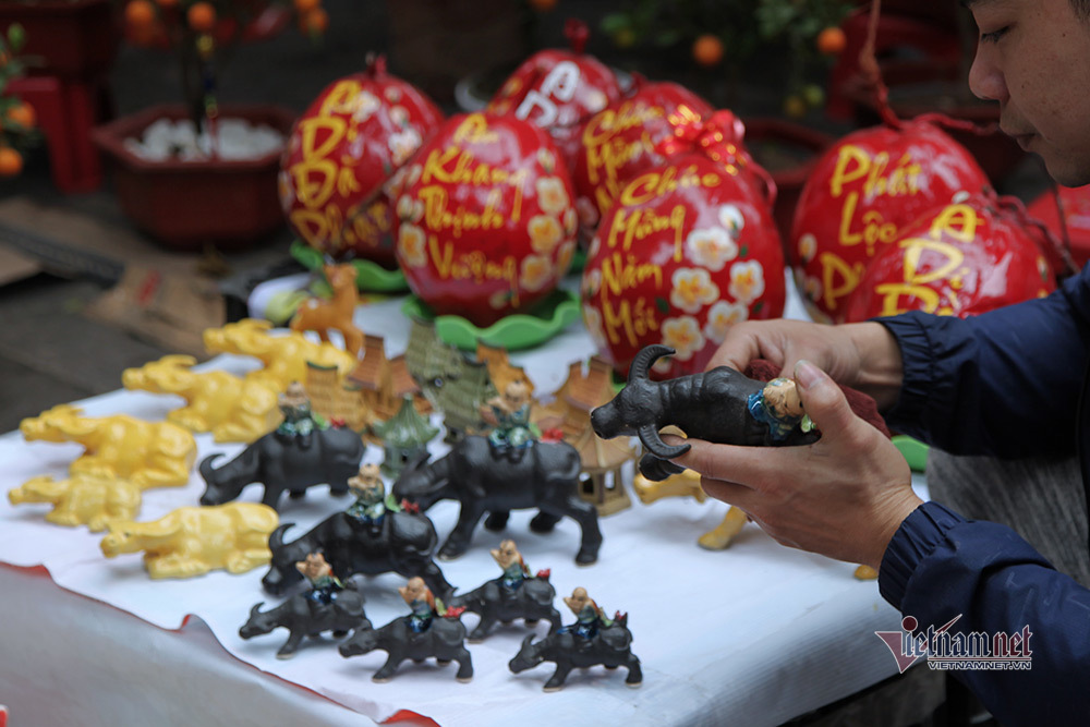 Linh vật trâu hàng chục triệu đồng nổi bật ở chợ Tết Hà Nội