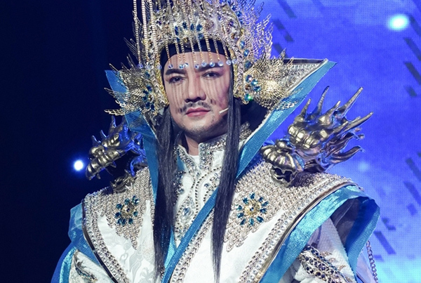 Đàm Vĩnh Hưng mặc áo nặng 20kg trong Táo Xuân Tết