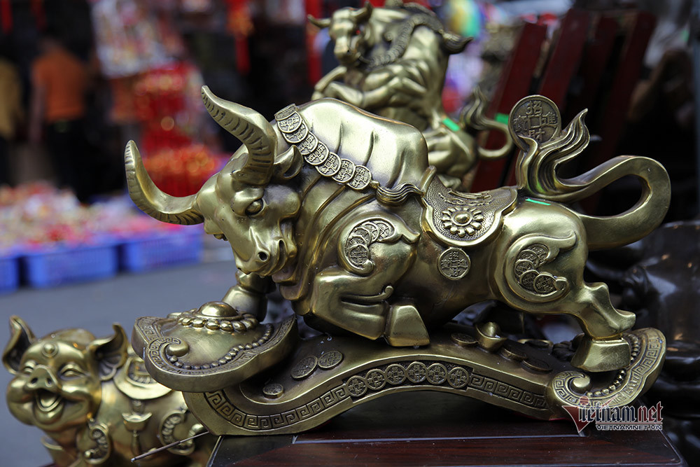 Linh vật trâu hàng chục triệu đồng nổi bật ở chợ Tết Hà Nội