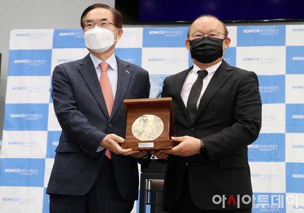 Thầy Park nói lời xúc động trong ngày phát hành kỷ niệm chương