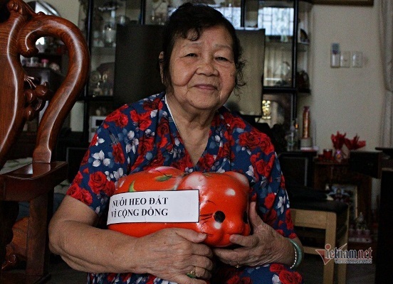 Bà cụ 40 năm nhặt ve chai, nuôi heo đất lo Tết cho người nghèo