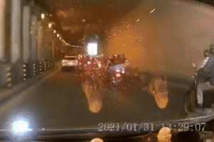 Xe máy chở hàng vượt vội, ngã trước mũi ô tô trong hầm Kim Liên