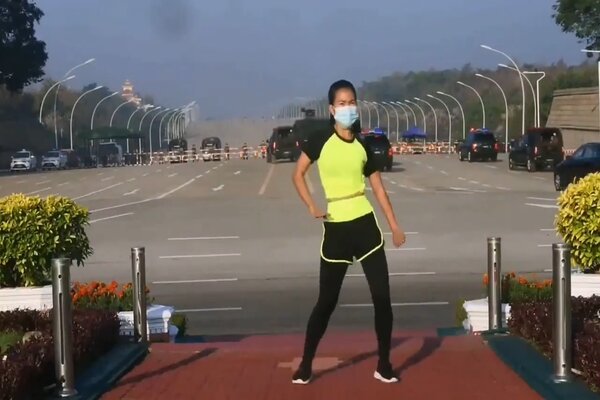 Xem nữ giảng viên Myanmar hướng dẫn tập thể dục giữa chính biến