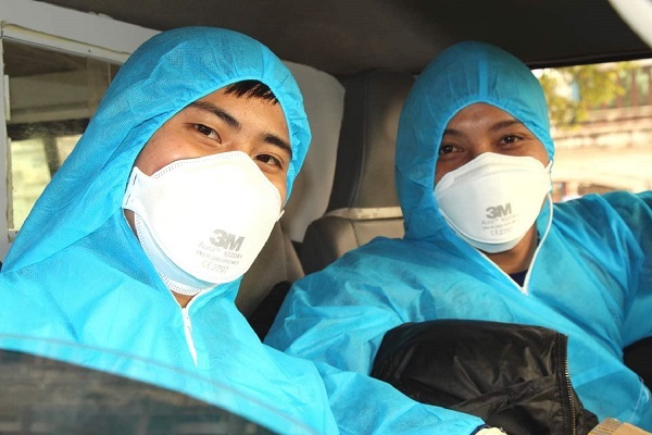 Những 'chiến binh' áo trắng trước giờ lên đường vào tâm dịch Chí Linh