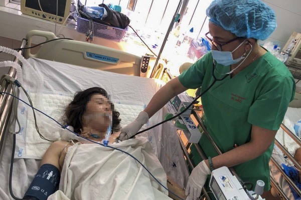 Người phụ nữ ở Cần Thơ cầm dao đâm thủng tim chính mình