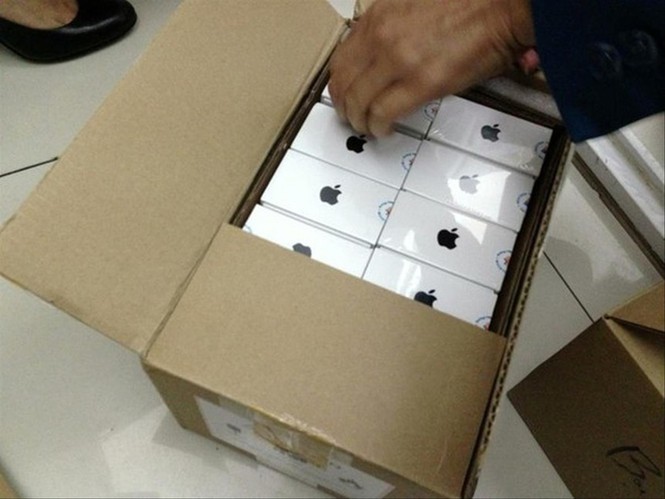 Chiêu tuồn iPhone lậu vào Việt Nam