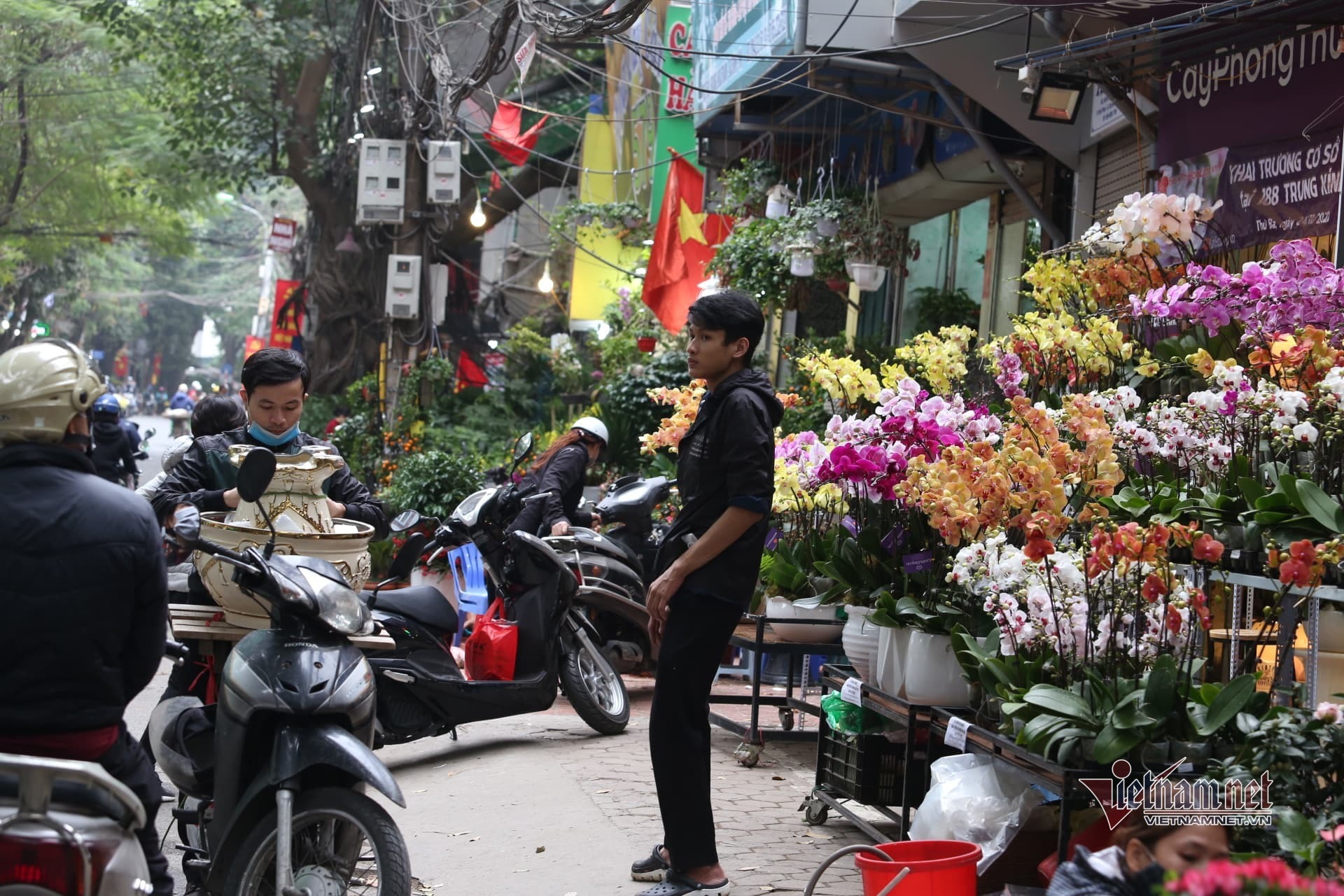 Không ít người dân thủ đô vẫn lơ là trong việc phòng dịch Covid-19