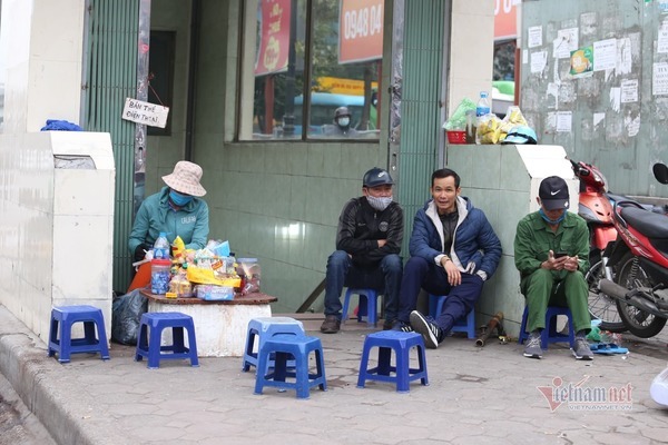 Không ít người dân thủ đô vẫn lơ là trong việc phòng dịch Covid-19