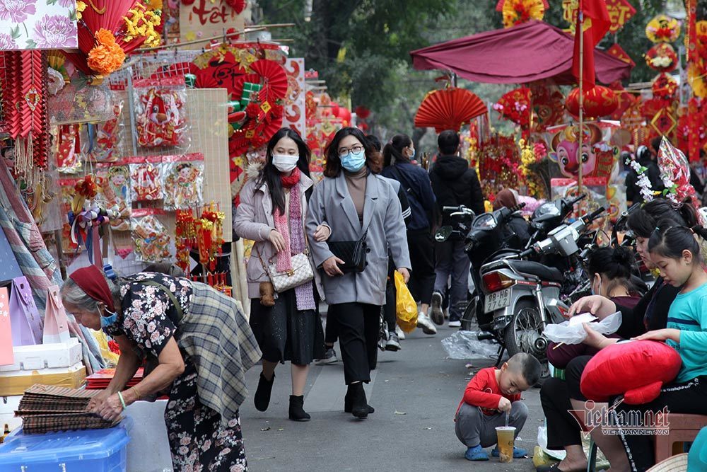 8 ngày nữa đến Tết, chợ hoa phố cổ Hà Nội vắng chưa từng có