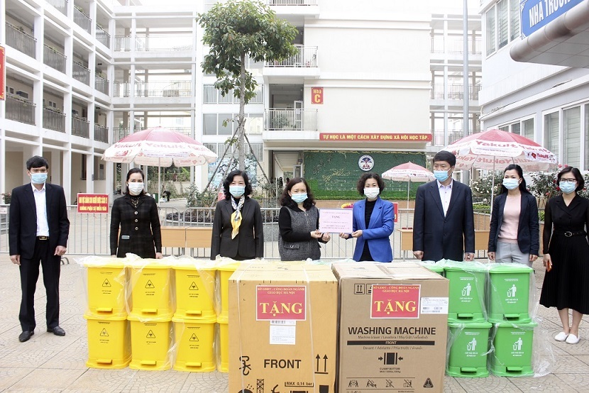 Tặng máy giặt cho cô trò trong khu cách ly Trường Tiểu học Xuân Phương