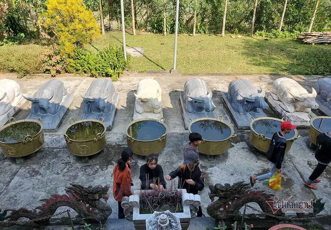 Ngôi đền Chín Gian có 9 trâu quỳ gối độc đáo bậc nhất xứ Nghệ