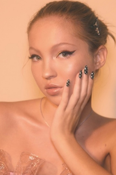Con gái 19 tuổi nối gót Kate Moss làm người mẫu