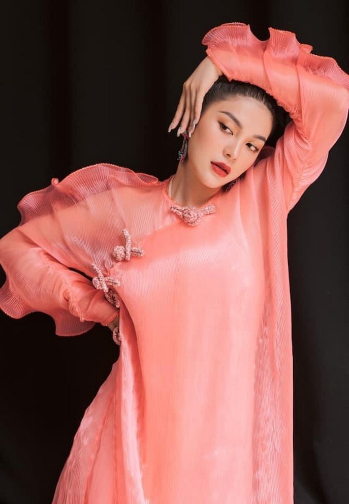 'Ngọc nữ Bolero’ Lily Chen diện áo dài cách tân