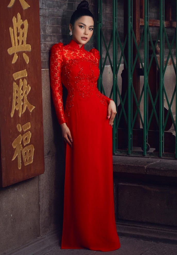 'Ngọc nữ Bolero’ Lily Chen diện áo dài cách tân