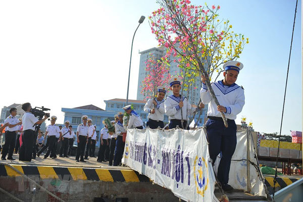 Warm Tet brought to offshore platforms, islands