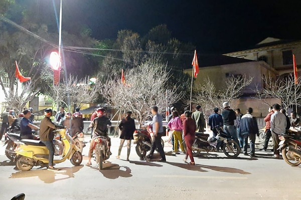 Đông đảo người dân chiêm ngưỡng cây đào thế “bàn tay Phật” giá trên trăm triệu