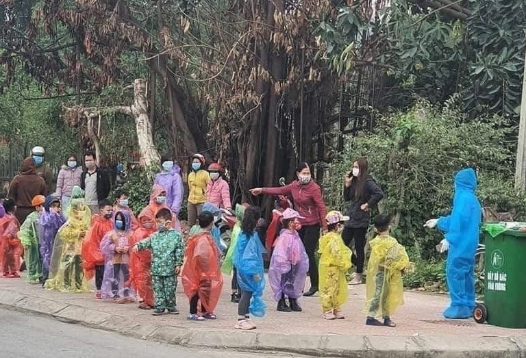 Xúc động hình ảnh học sinh mặc áo mưa đi cách ly ở Hải Dương