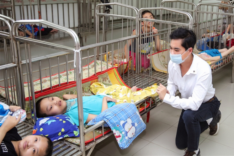 Ca sĩ Ngọc Sơn tặng trẻ mồ côi 100 triệu đón Tết