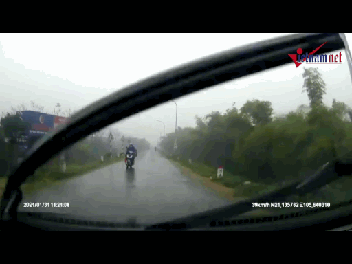 Trời mưa, xe máy bóp phanh ngã vào gầm ô tô