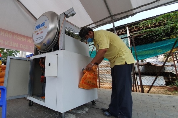 ‘ATM gạo’ tái xuất, dân vùng cách ly ở Bình Dương không lo đói