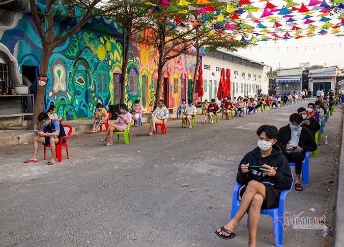 Bên trong khu phong tỏa hàng ngàn sinh viên ở Bình Dương