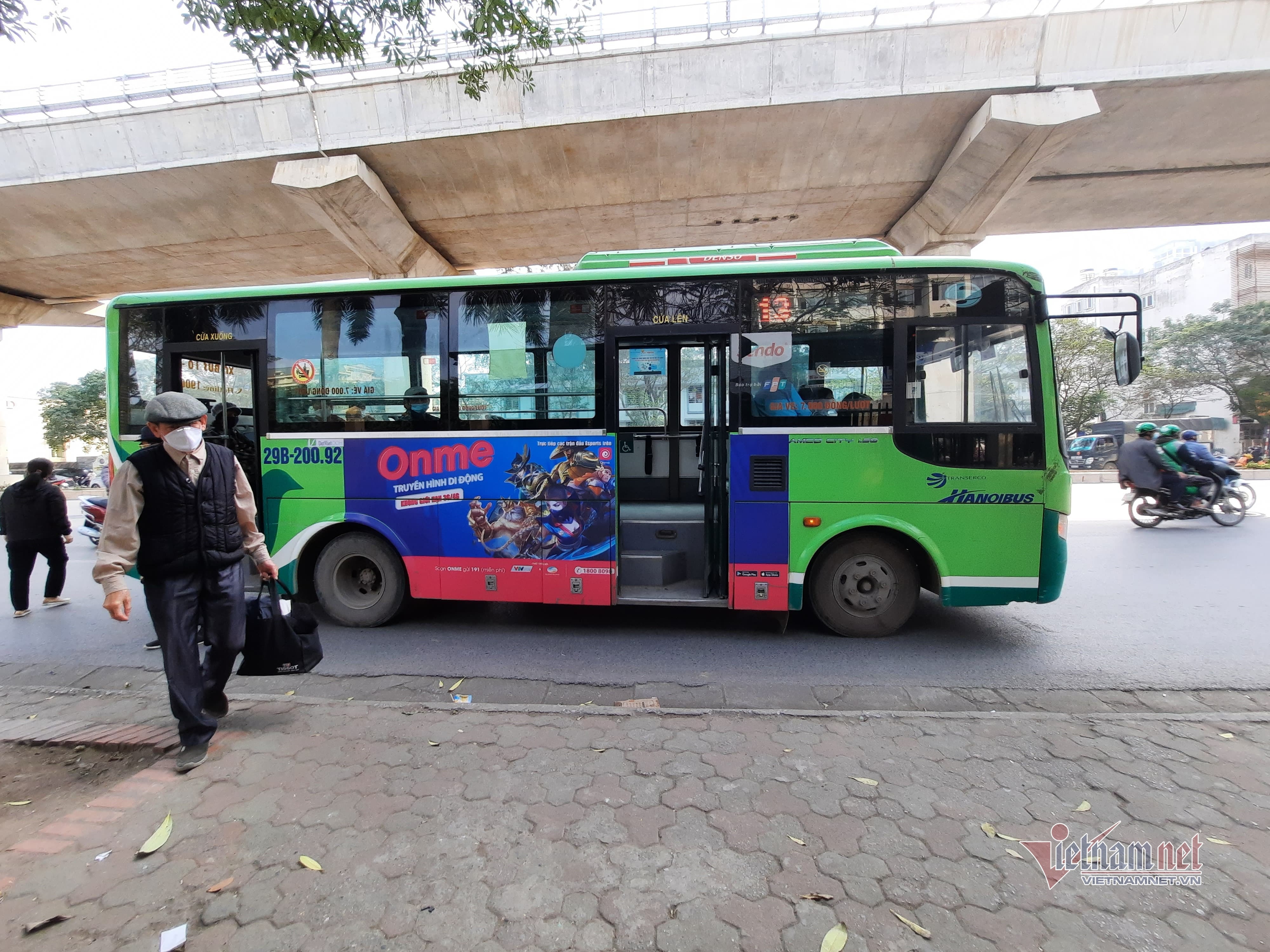 Xe buýt thủ đô vắng hoe ngày gần tết vì Covid-19