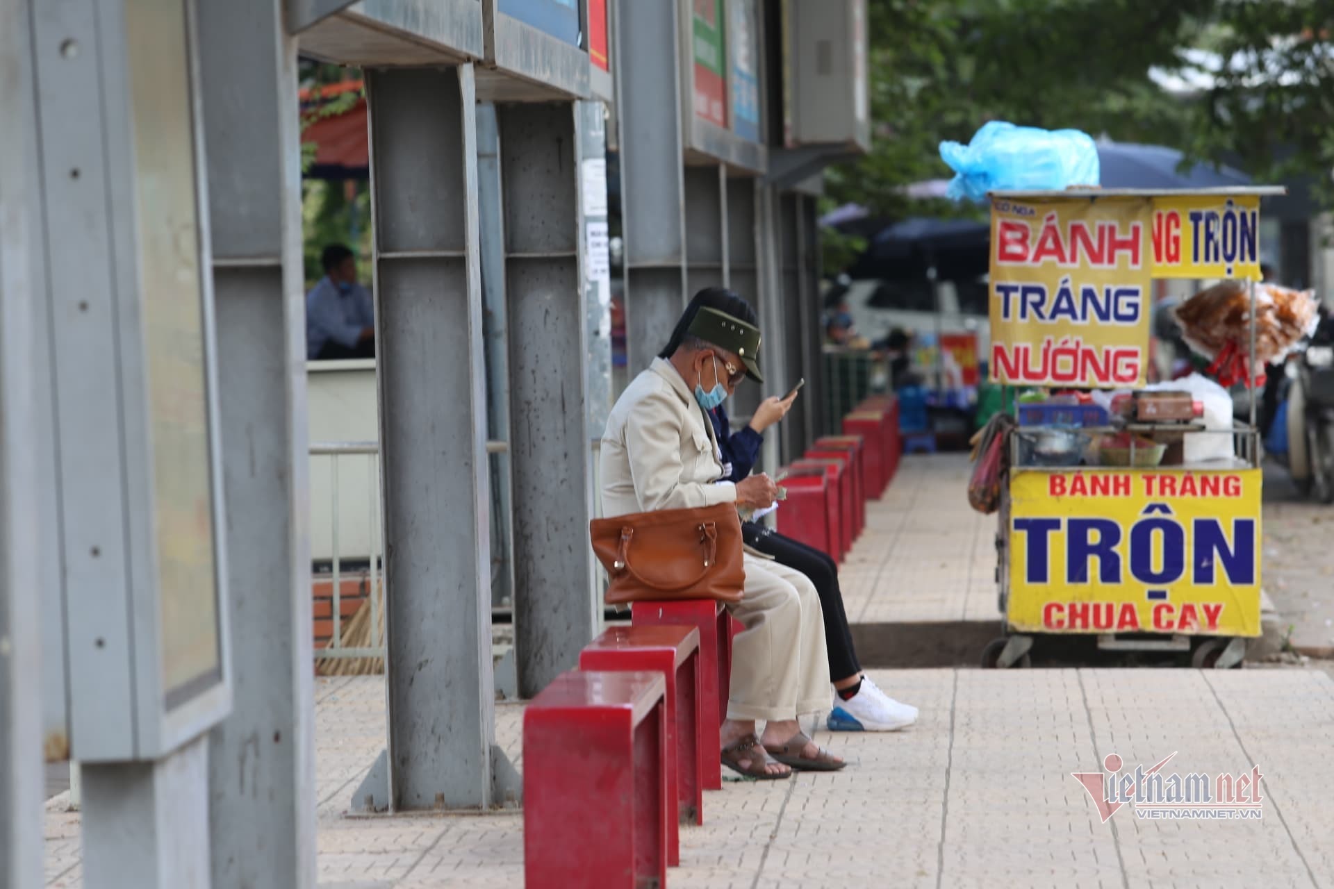 Xe buýt thủ đô vắng hoe ngày gần tết vì Covid-19