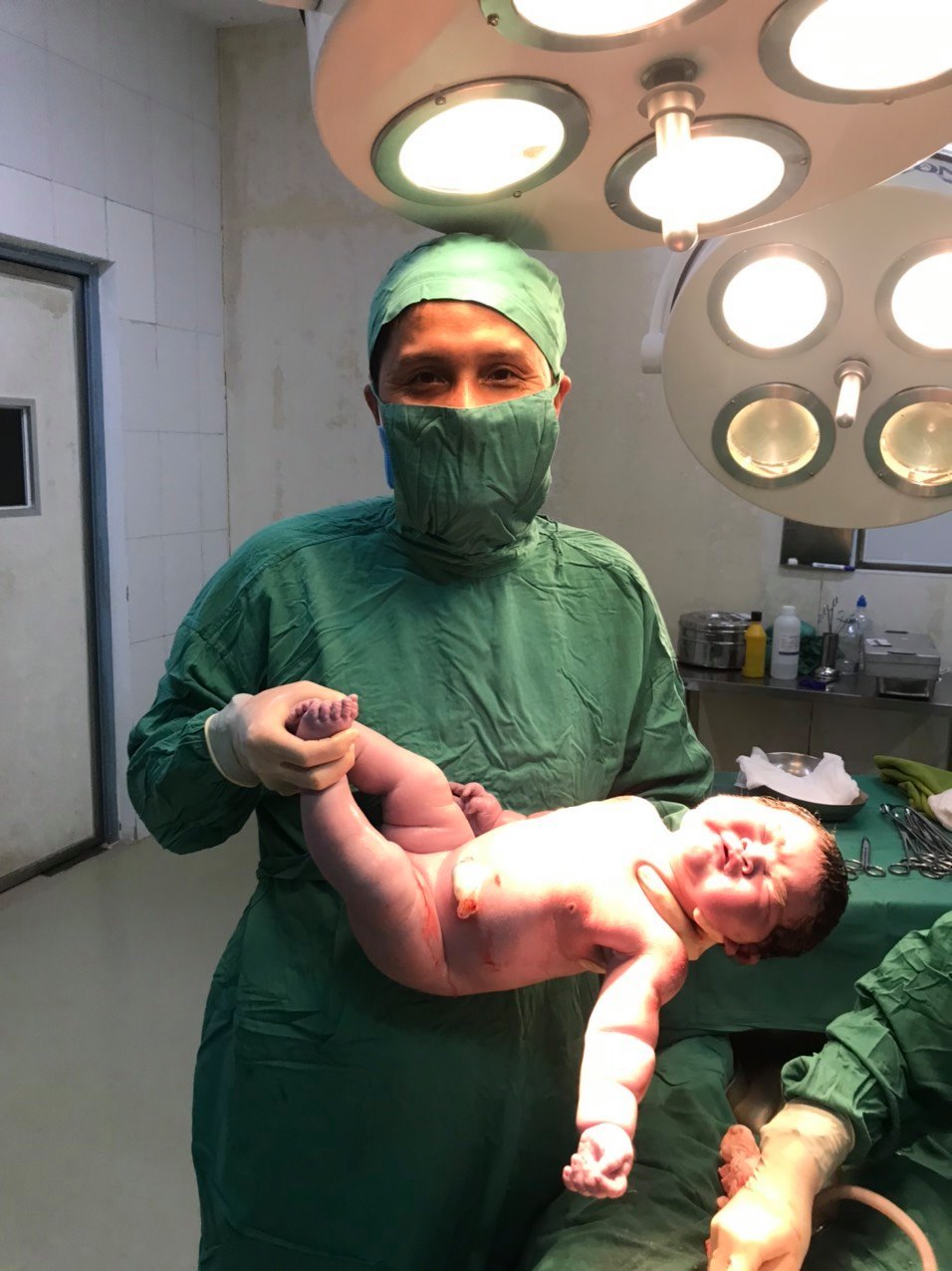 Bé trai sơ sinh nặng hơn 6 kg chào đời ở Quảng Trị