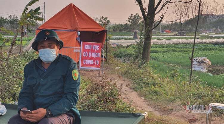 Mê Linh lập chốt ven cánh đồng, hàng hóa khử khuẩn trước khi ra khỏi làng