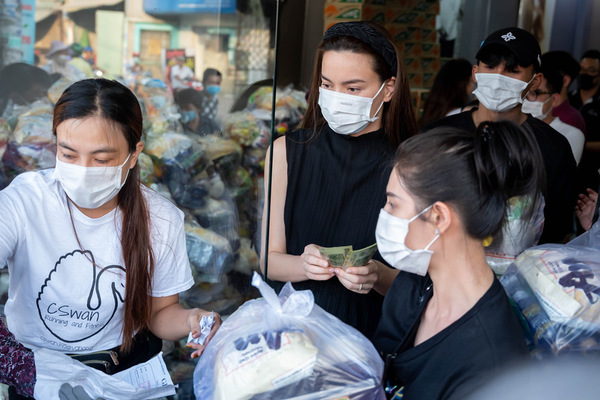 Hồ Ngọc Hà, Bùi Anh Tuấn trao quà Tết cho trẻ mồ côi