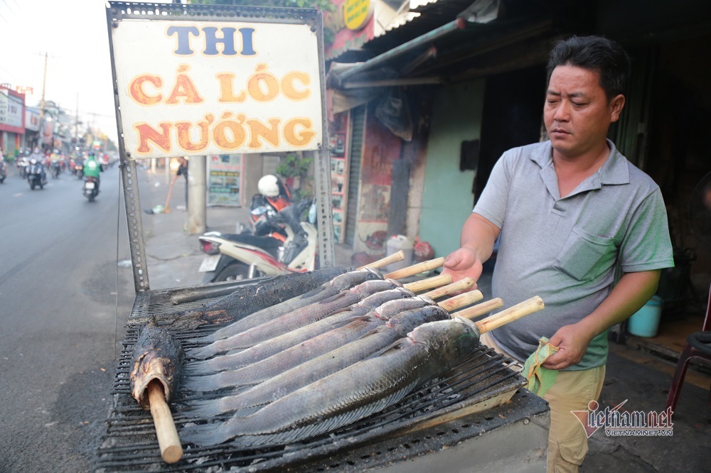 Phố cá lóc nướng ở Sài Gòn nhộn nhịp ngày cúng ông Công ông Táo