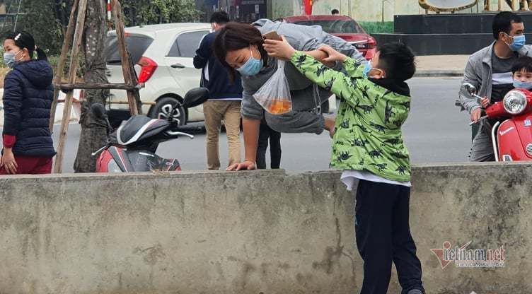 Người Hà Nội trèo tường, vượt rào... ném cá chép đỏ phóng sinh ngày tết ông Táo