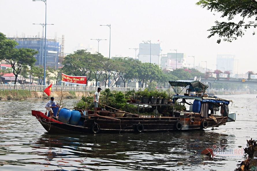 Thương hồ miền Tây chở hoa xuân lên TP.HCM tìm Tết