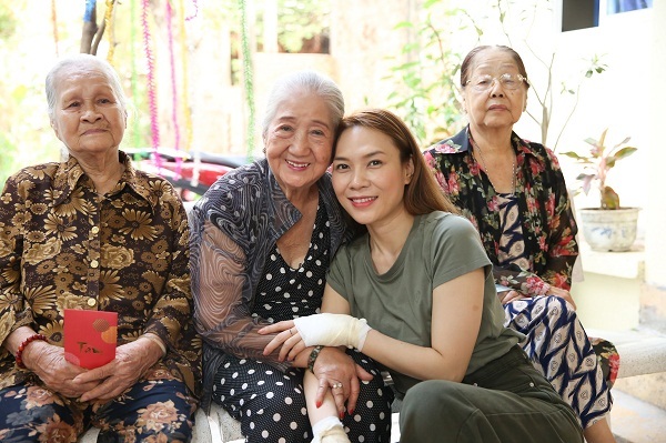 Ấm lòng việc làm ý nghĩa của Mỹ Tâm, Hương Giang ngày giáp Tết