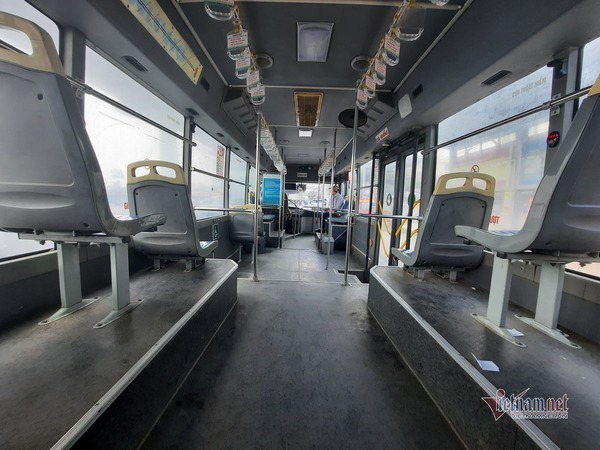 Hanoi’s buses almost empty amid pandemic