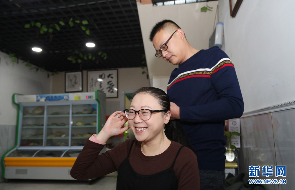 Người đàn ông 500 ngày chăm sóc bạn gái hôn mê