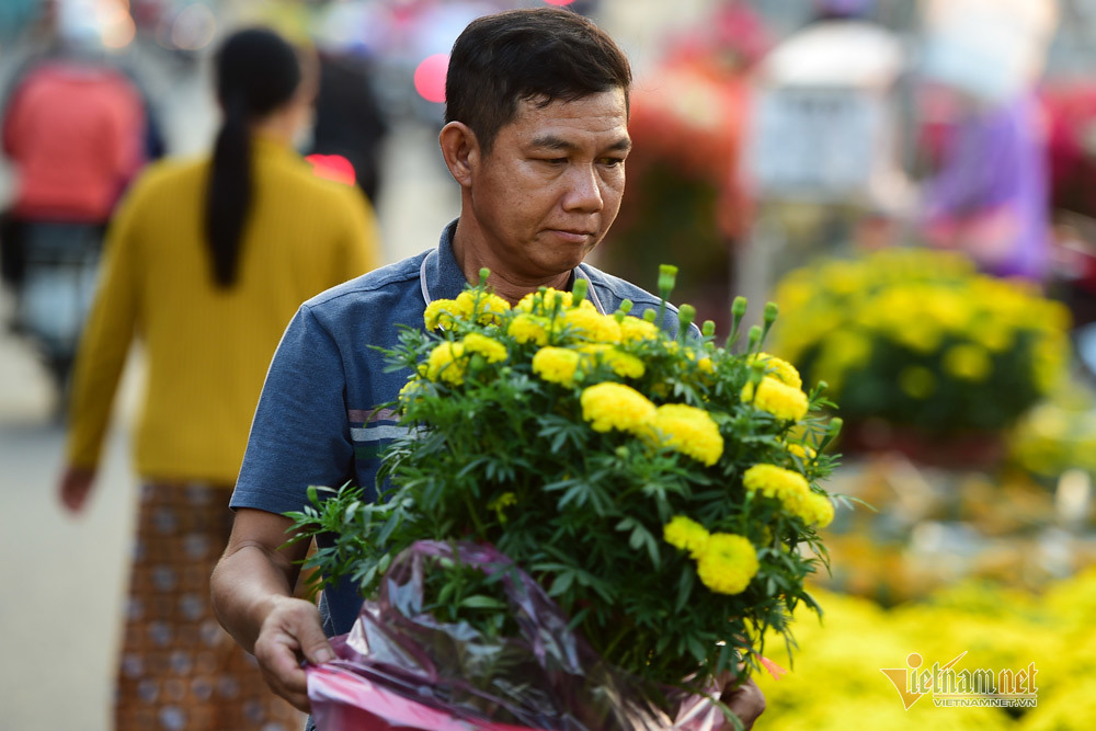 Tiểu thương bán hoa Tết bến Bình Đông phập phồng vì Covid-19