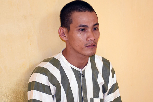 Bị dừng xe kiểm tra, thanh niên cầm ná bắn công an