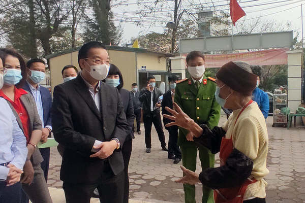 Ông Chu Ngọc Anh mở hàng cho tiểu thương khi kiểm tra phòng dịch Covid-19