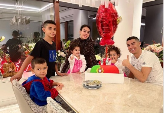 Ronaldo gây sốt với lời hứa sinh nhật tuổi 36
