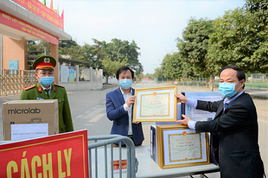 Hiệu trưởng Tiểu học Xuân Phương được tặng Giấy khen