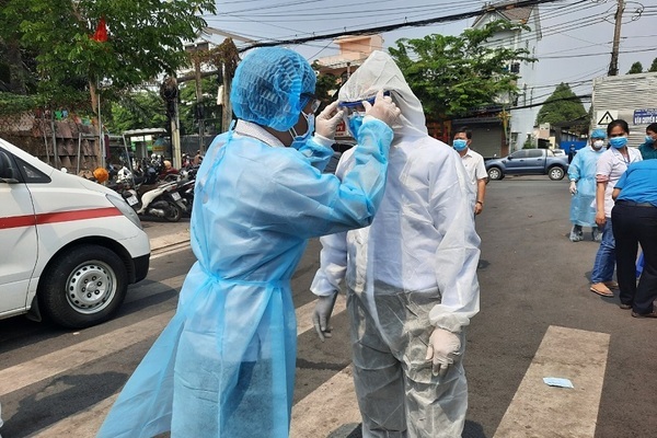 Chủ tịch Bình Dương mặc đồ bảo hộ vào thăm ngàn người trong vùng phong tỏa