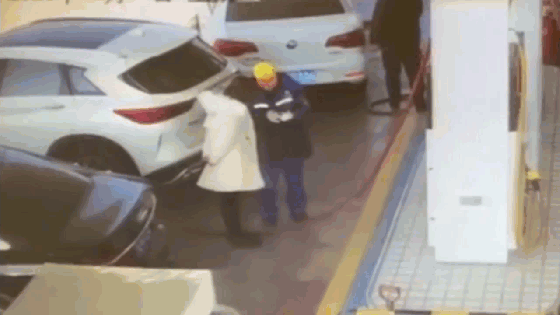 Ô tô giật đổ cột bơm xăng đè trúng 2 người