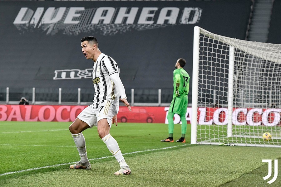 Ronaldo mừng tuổi 36 bằng siêu phẩm, Juventus hạ đẹp Roma