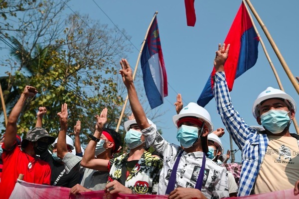 Hình ảnh hàng vạn người biểu tình xuống đường ở Myanmar