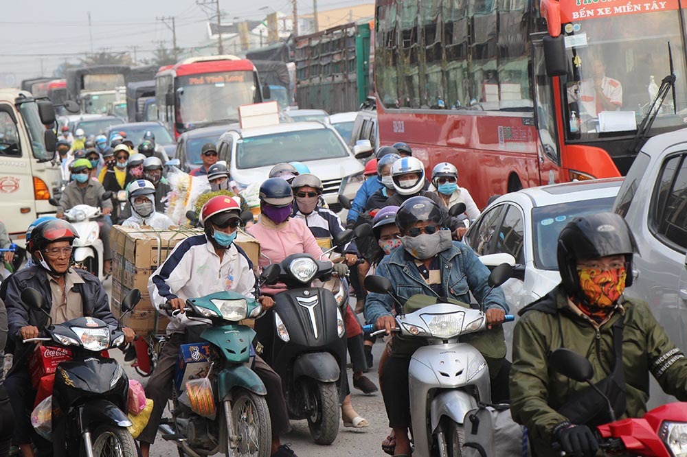 Đường miền Tây kẹt cứng, người dân về quê ăn Tết nhích từng mét