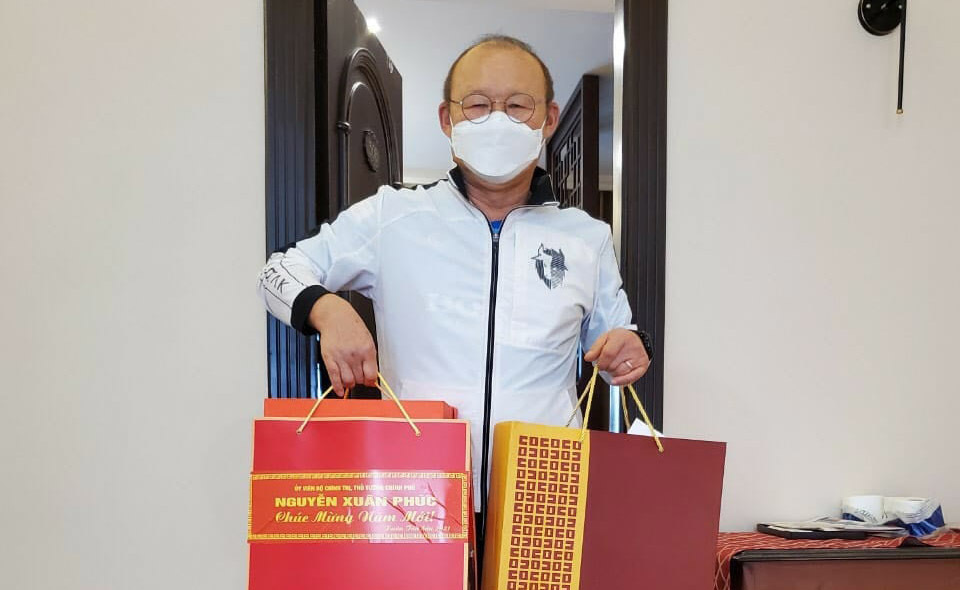 Thủ tướng Nguyễn Xuân Phúc tặng quà Tết cho HLV Park Hang Seo