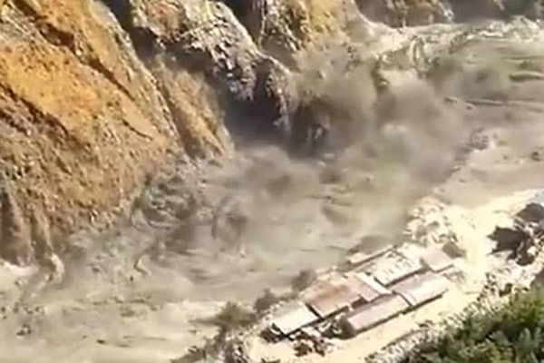 Hình ảnh thảm họa vỡ sông băng khổng lồ ở Ấn Độ